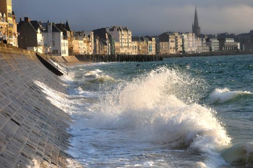 st-malo-city-walls-picture-id623347972