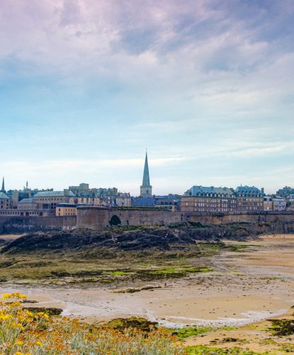 the-walled-city-of-saintmalo-on-the-coast-of-brittany-france-picture-id1285936573