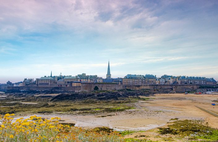 the-walled-city-of-saintmalo-on-the-coast-of-brittany-france-picture-id1285936573 the-walled-city-of-saintmalo-on-the-coast-of-brittany-france-picture-id1285936573