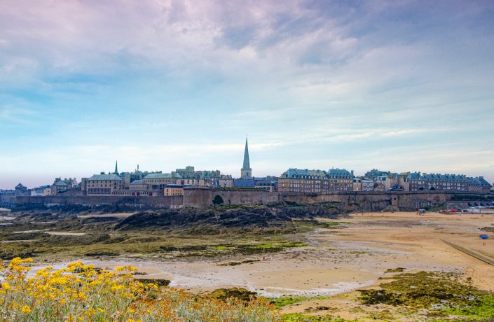 the-walled-city-of-saintmalo-on-the-coast-of-brittany-france-picture-id1285936573